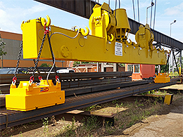 Spreader beam with lifting magnet 